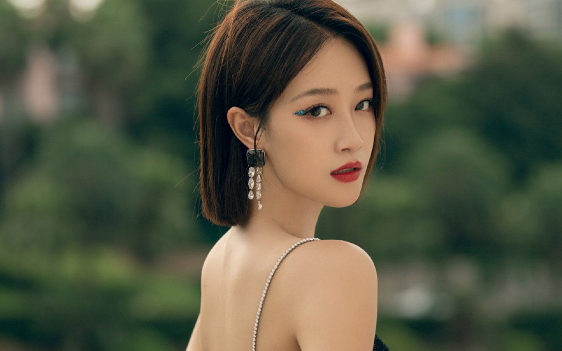 华体会登录入口-_运动员在赛场边的温暖瞬间感动人心_，运动员在赛场上的作文