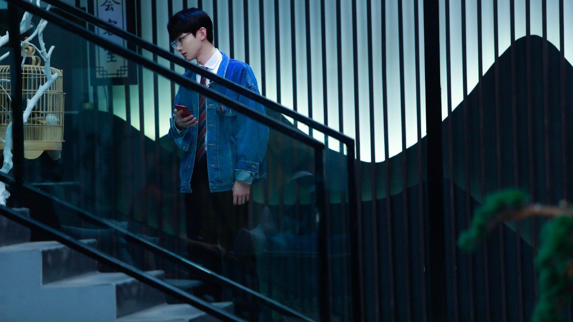 华体会hth官网-台风过后海边冲浪赛，迎风破浪展英姿，台风即将过去 海面少了波浪