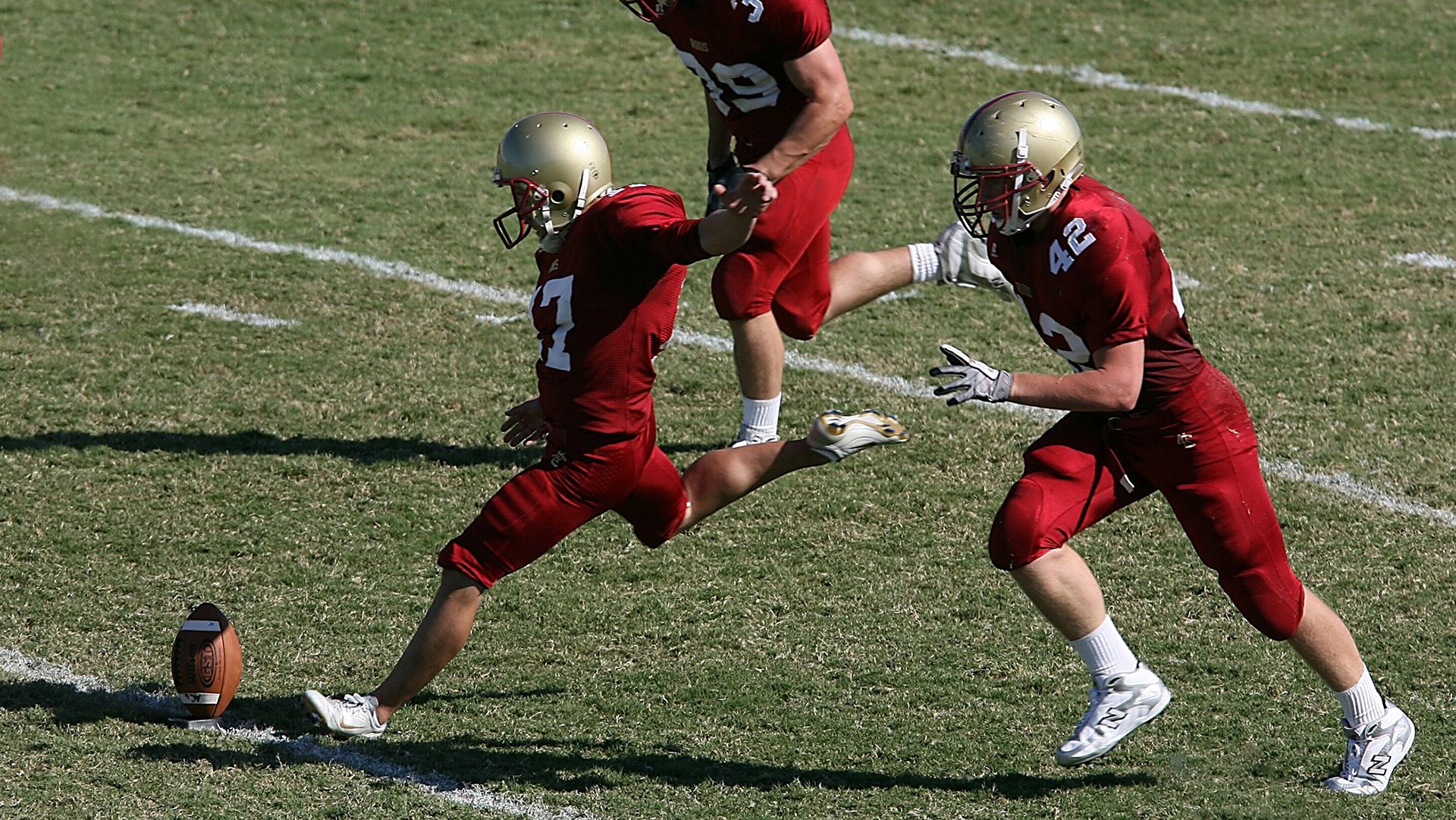 “球迷热血沸腾：现场氛围燃爆全场的比赛一览”，描述球赛热血沸腾的诗句